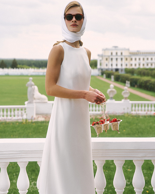 Длинное платье полуприталенного кроя без рукавов, из тенселя, белый