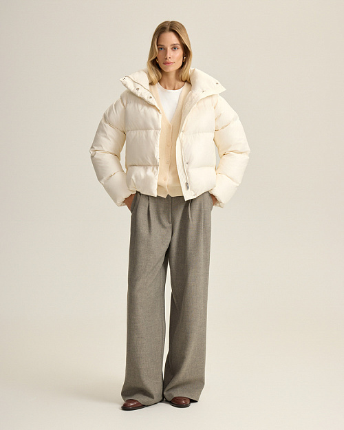 Короткий пуховик с натуральным наполнителем, молочный