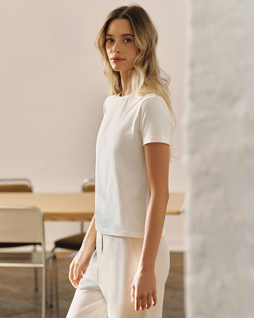 Футболка полуприталенного кроя, молочный