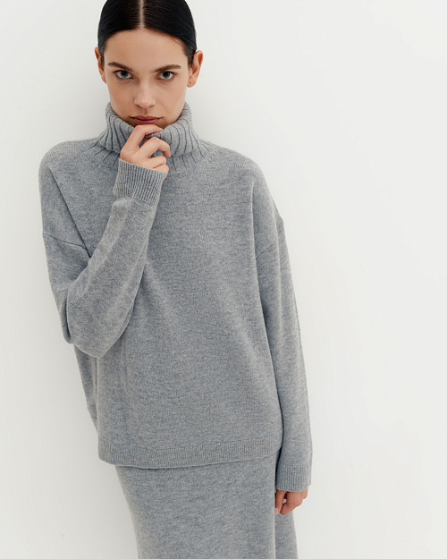Прямой оверсайз свитер с высоким воротом, из 100% шерсти мериноса, серый