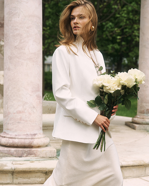 Однобортный приталенный жакет без лацканов, с акцентными пуговицами, белый