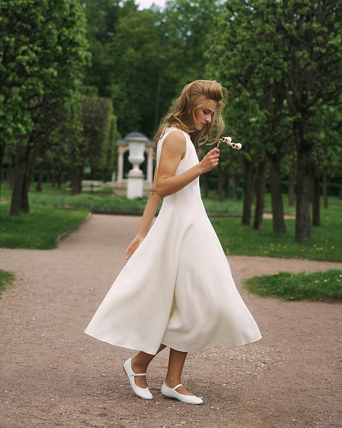 Приталенное платье без рукавов с юбкой солнце, из тенселя, белый